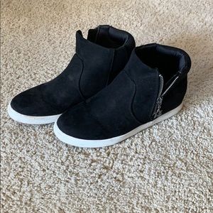 Black Sneakers (Kids 5 Women’s 7.5)